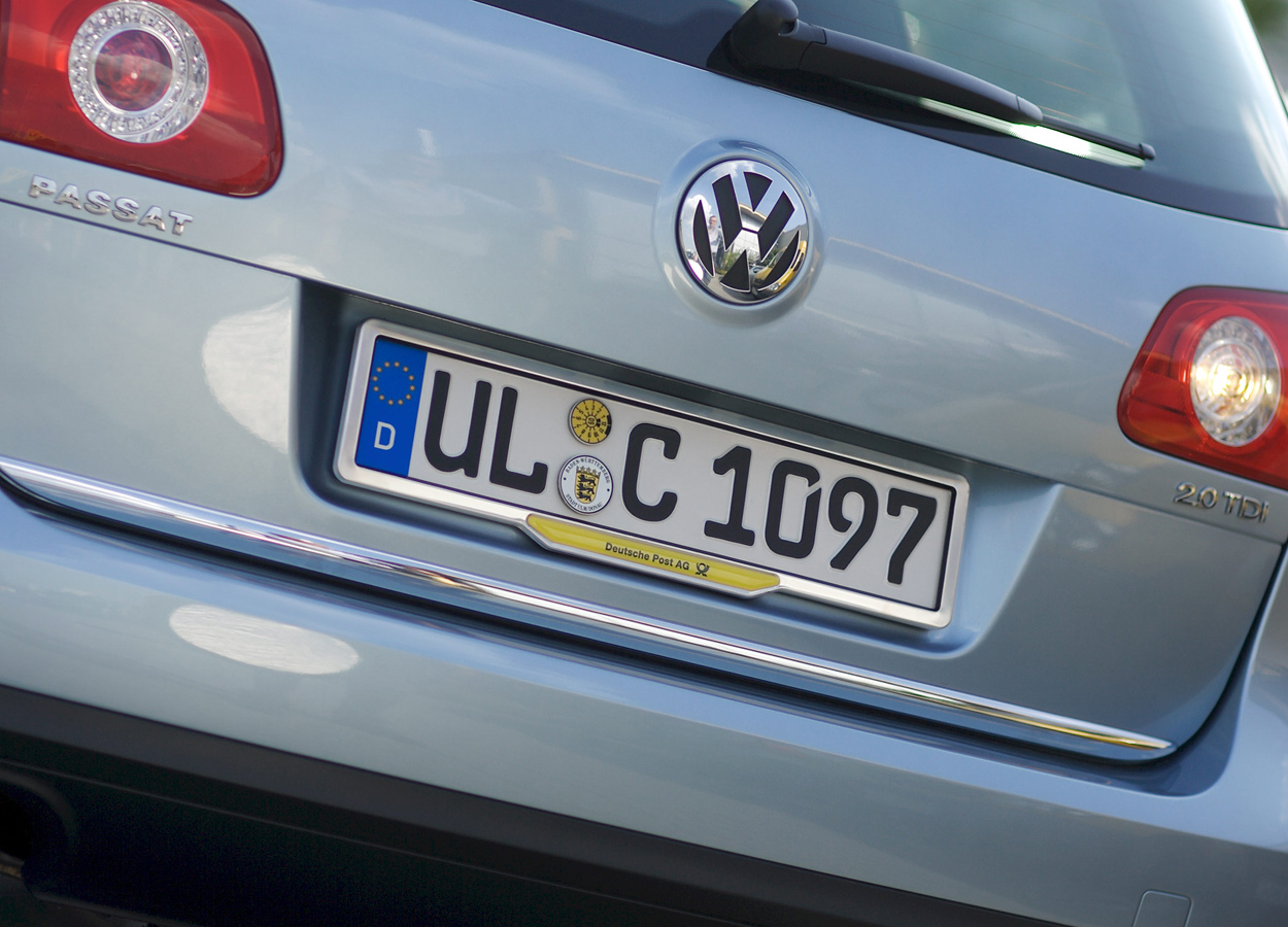 Kennzeichenhalter KFZ Nummernschild Halterung schwarz hochglanz für VW  PASSAT